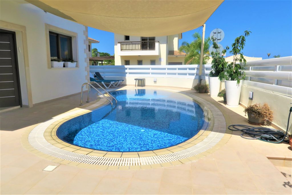 YH1025 4 Bedroomed Villa 100m from the Beach, Pernera